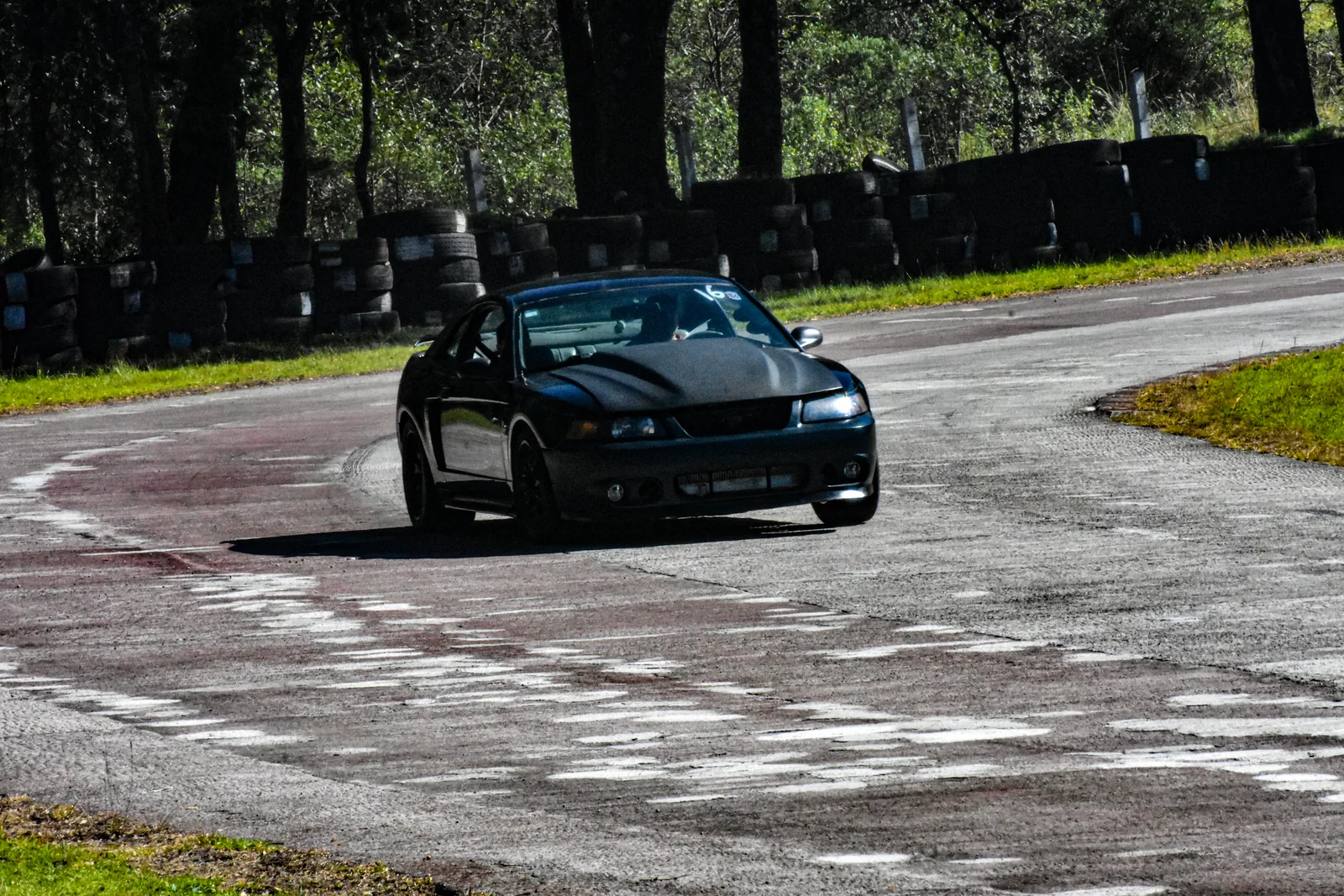 Trazo de curvas y velocidad pura — Autódromo · 2023–2024. Fotografía de José Alejandro Armenta, artista del auto y la vida cotidiana en Tlaxcala.