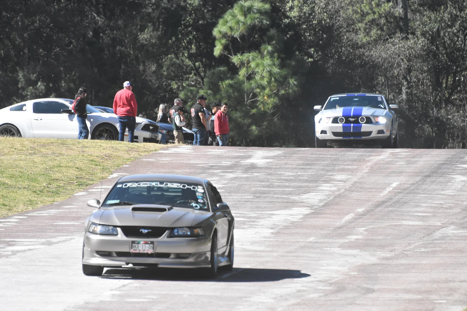 Velocidad en pista 15 — Autódromo · 2023–2024. Fotografía de José Alejandro Armenta, artista del auto y la vida cotidiana en Tlaxcala.