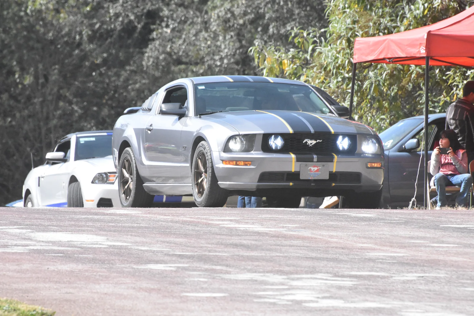 Velocidad en pista 26 — Autódromo · 2023–2024. Fotografía de José Alejandro Armenta, artista del auto y la vida cotidiana en Tlaxcala.