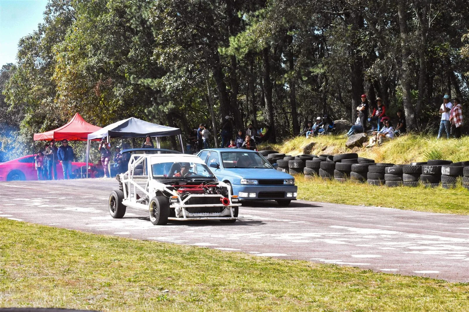Autódromo 12 — Autódromo · 2023–2024. Fotografía de José Alejandro Armenta, artista del auto y la vida cotidiana en Tlaxcala.