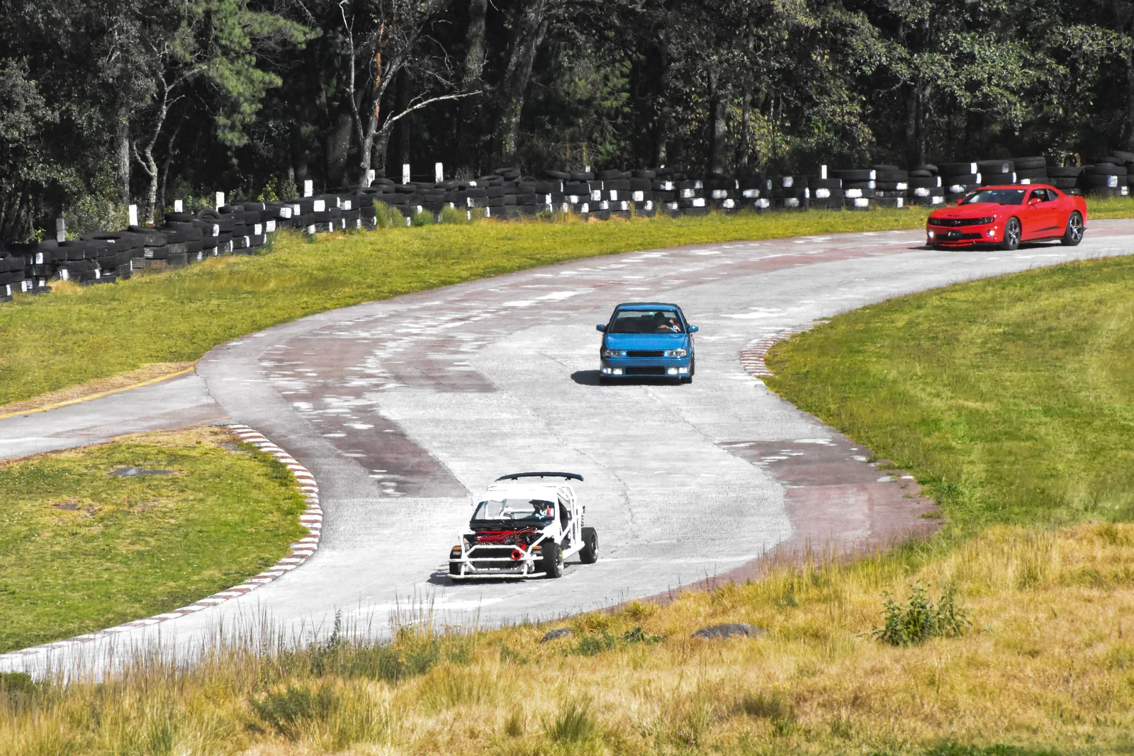 Velocidad en pista 29 — Autódromo · 2023–2024. Fotografía de José Alejandro Armenta, artista del auto y la vida cotidiana en Tlaxcala.