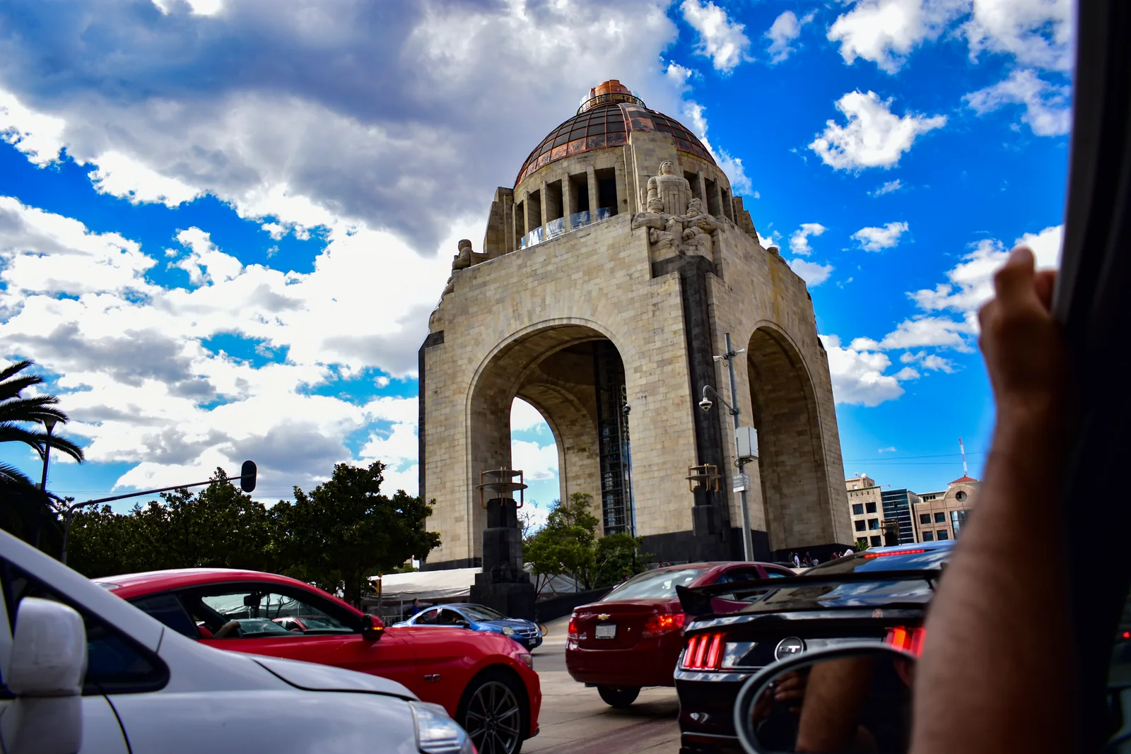 Contingente en marcha 23 — Desfile 15 de Septiembre · 2023. Fotografía de José Alejandro Armenta, artista del auto y la vida cotidiana en Tlaxcala.