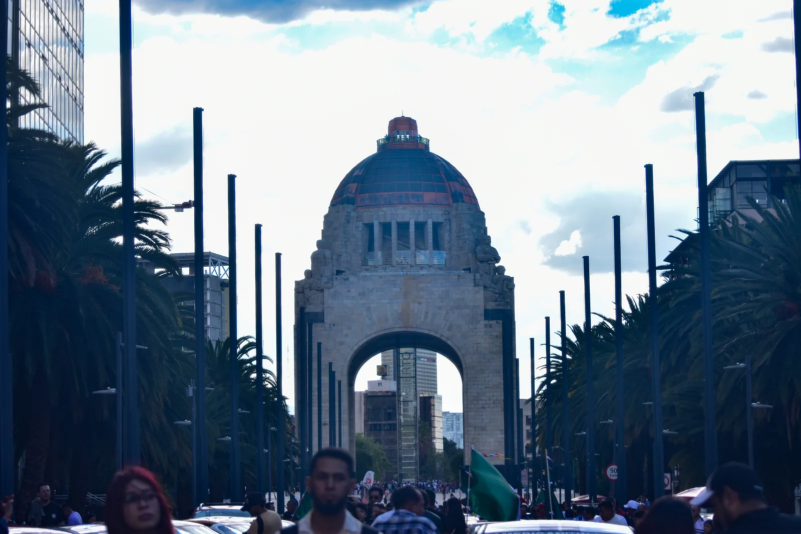 Contingente en marcha 26 — Desfile 15 de Septiembre · 2023. Fotografía de José Alejandro Armenta, artista del auto y la vida cotidiana en Tlaxcala.