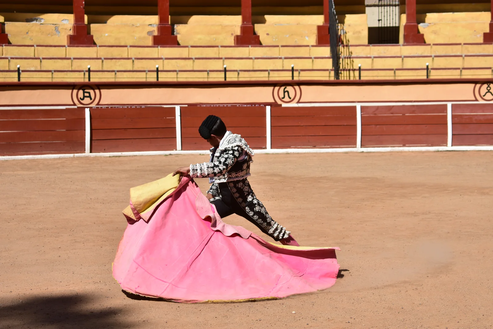 Sombra proyectada sobre la acera — Caminata Fotográfica · 2023. Fotografía de José Alejandro Armenta, artista del auto y la vida cotidiana en Tlaxcala.