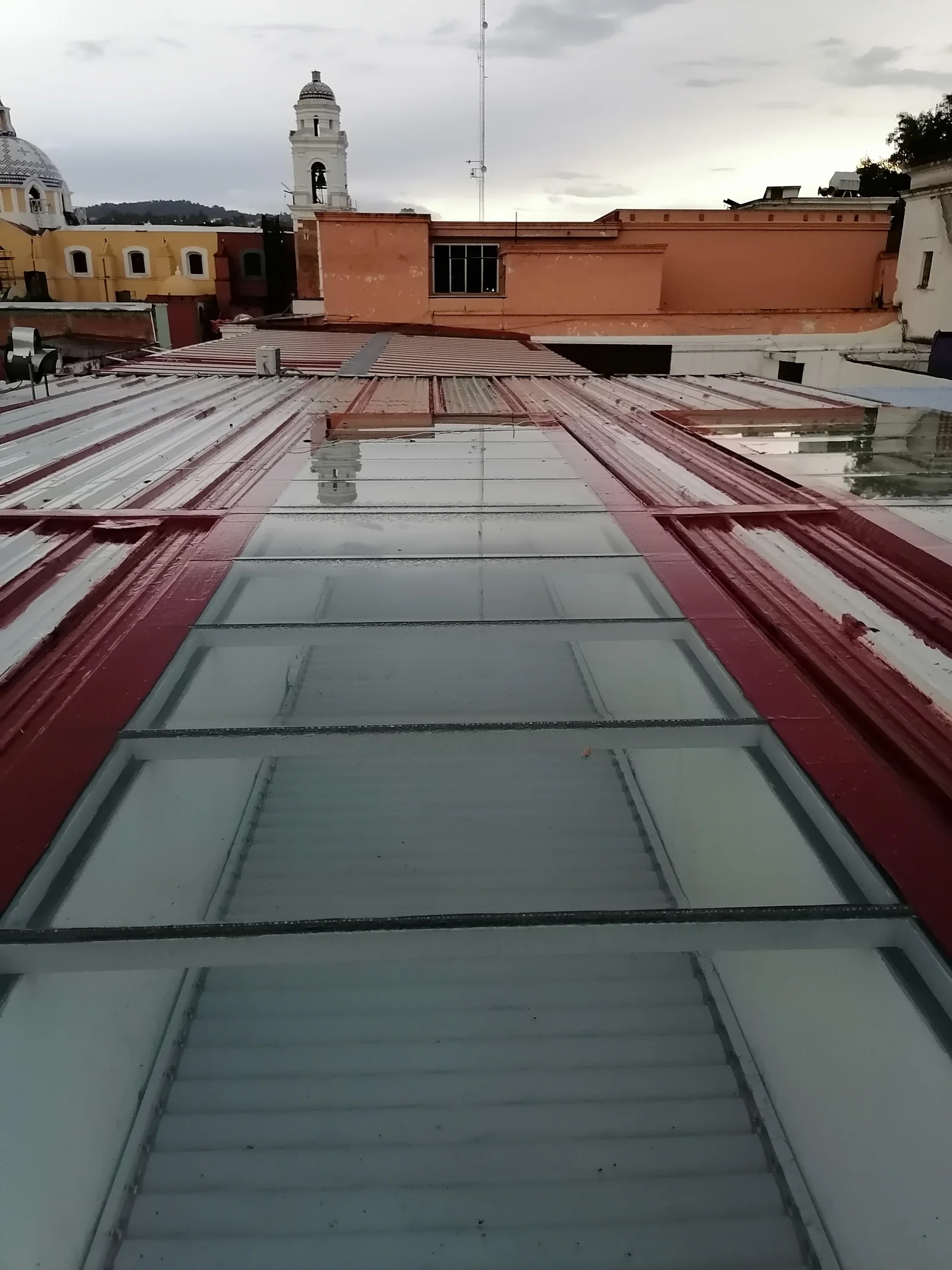 Rincón silencioso de la ciudad — Vida de todos los días · 2025. Fotografía de José Alejandro Armenta, artista del auto y la vida cotidiana en Tlaxcala.
